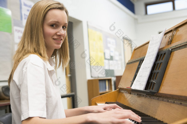 女<strong>学生</strong>在<strong>音乐课</strong>上弹钢琴