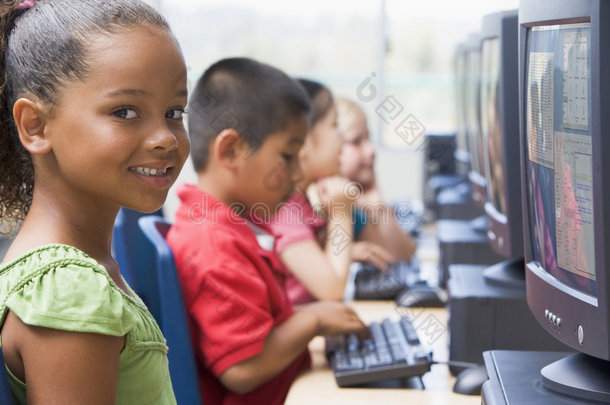 幼儿园<strong>儿童学习</strong>使用电脑。