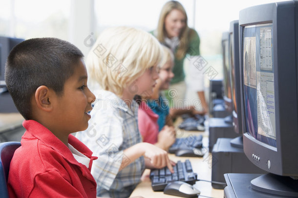 幼儿园<strong>儿童学习</strong>使用电脑