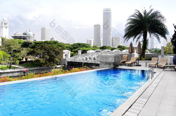 豪华酒店游泳池，城市景观