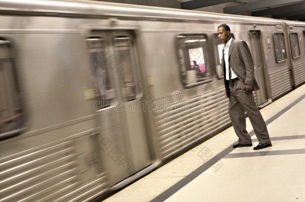 黑人商人在看地铁<strong>通行证</strong>
