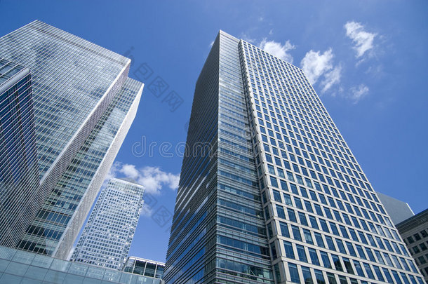 蓝天上的玻璃摩天大楼