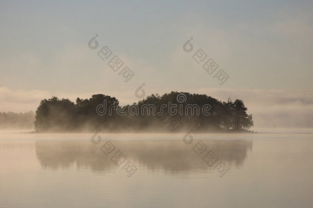 湖面上有雾
