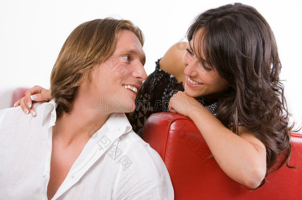 坐在沙发上<strong>谈恋爱</strong>的年轻夫妇