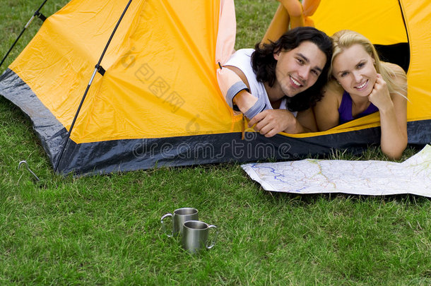 情侣在帐篷里看地图