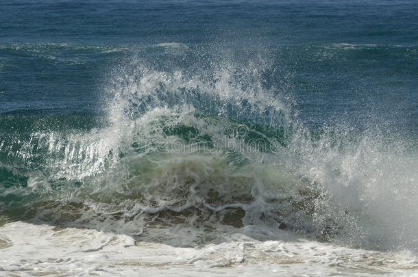 海浪拍岸