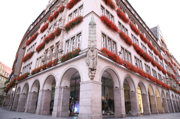 用花装饰的建筑物。慕尼黑。德国。