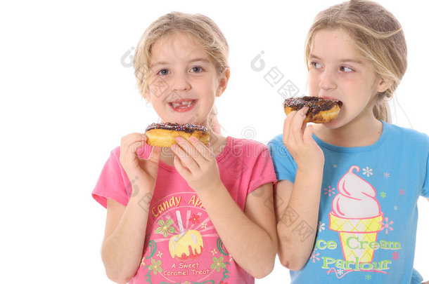 吃甜甜圈的孩子看着妹妹