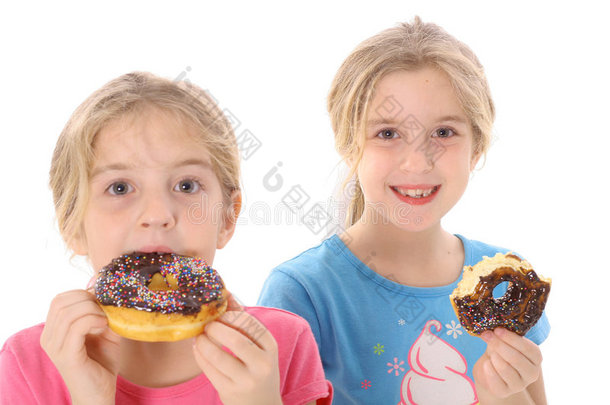 双胞胎姐<strong>妹</strong>吃甜甜圈