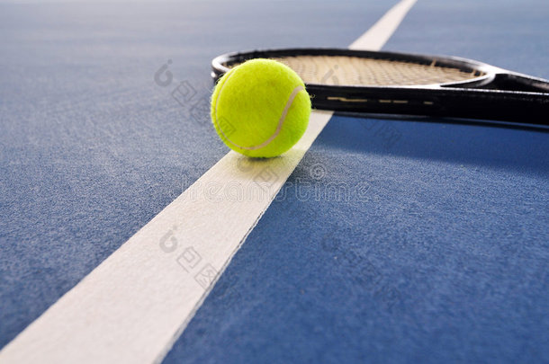 球场线上的网球和网球拍