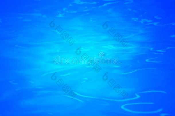 美丽的蓝色池水，有反射光