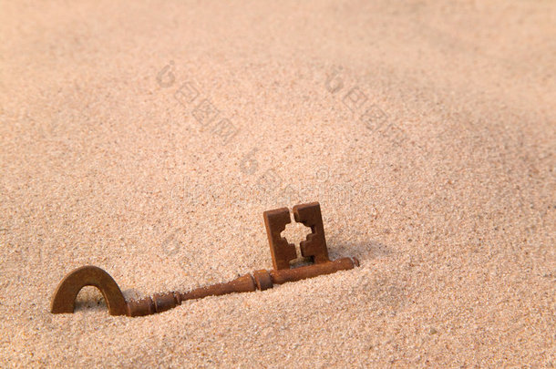 沙中生锈的旧钥匙