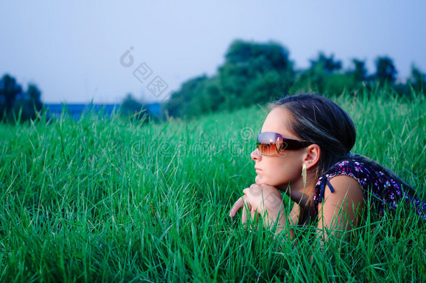 躺在青草地上的小女孩