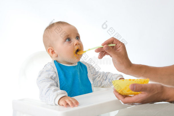 男人用勺子喂婴儿
