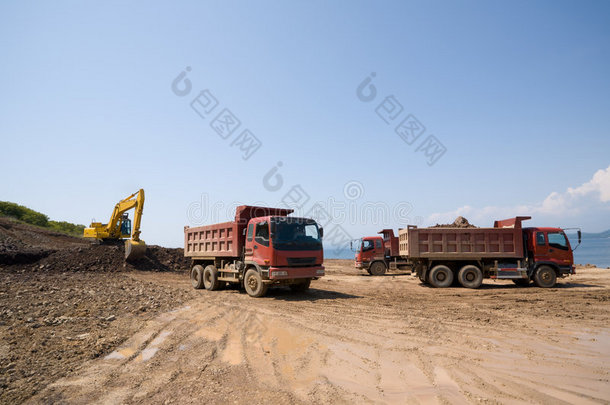 挖掘机和自卸卡车