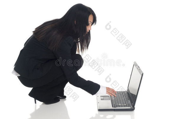 女商人-蹲着的笔记本电脑