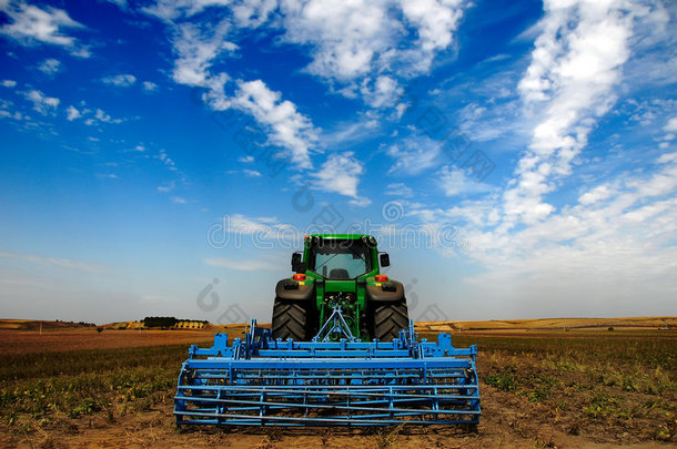 拖拉机-<strong>现代农业</strong>设备
