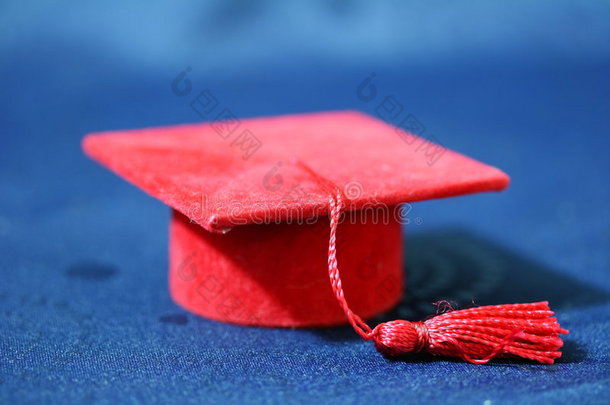 小红毕业帽