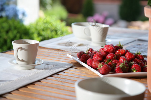 木桌草莓