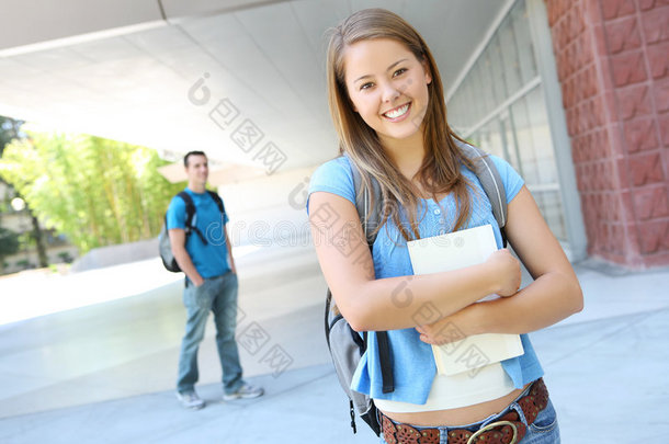 学校图书馆的美女