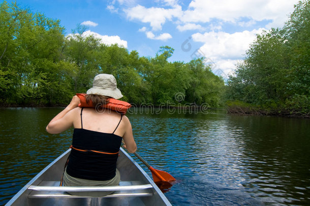 在<strong>平缓</strong>的河面上划着田园诗般的独木舟