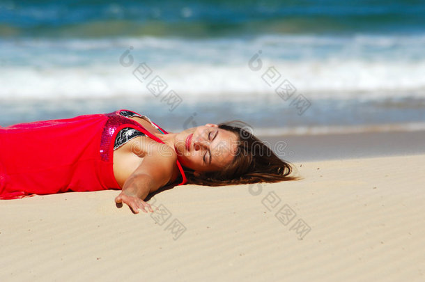 享受海滩日光浴的女人