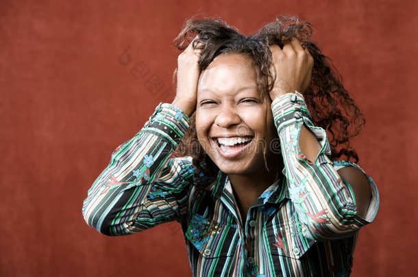 笑非裔美国妇女