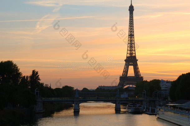 巴黎日出埃菲尔铁塔