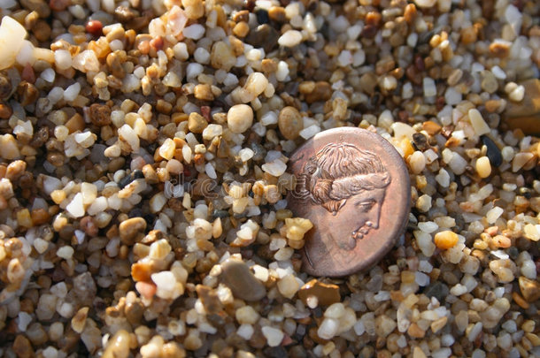 海砂中的希腊铜币
