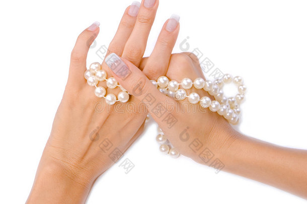 戴珍珠的女人的手
