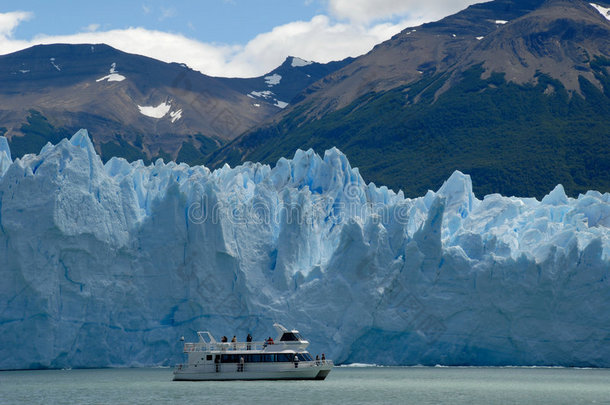 佩里托莫雷诺冰川附近的游览船