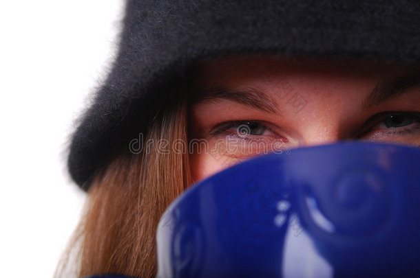 女人用一杯汤或咖啡来保暖