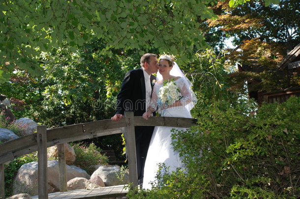 新婚夫妇在桥上接吻