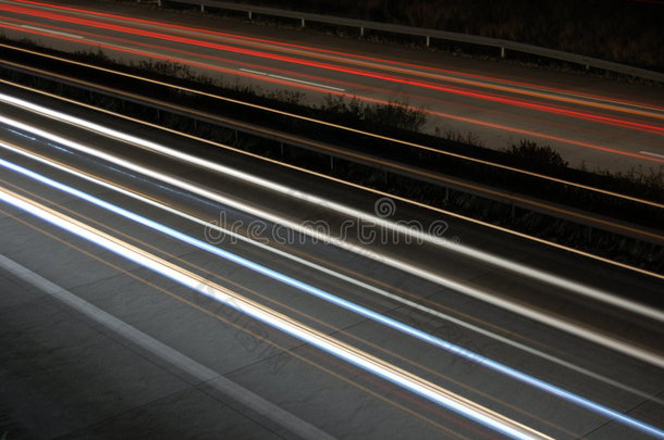 夜间有交通的高速公路