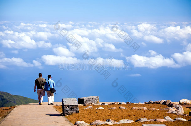 马德拉岛的一对夫妇在通往蓝天的路上