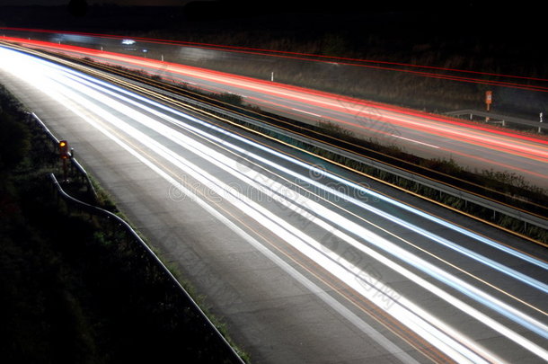 夜间有交通的高速公路