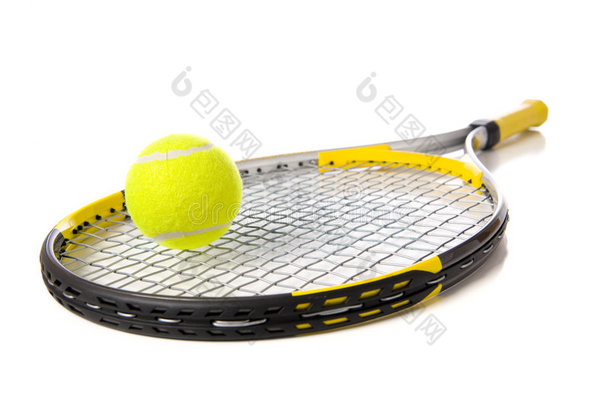 网球拍和白球