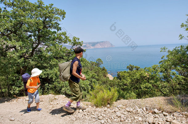 两个背包客，男孩和女孩，在海边散步