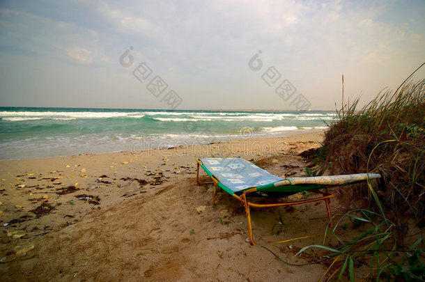 <strong>风大</strong>的时候，在暴<strong>风</strong>雨的海边有一个空的日光躺椅