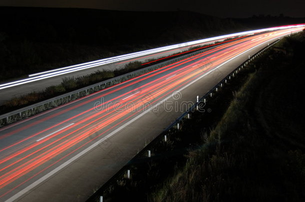 夜间有交通的高速公路