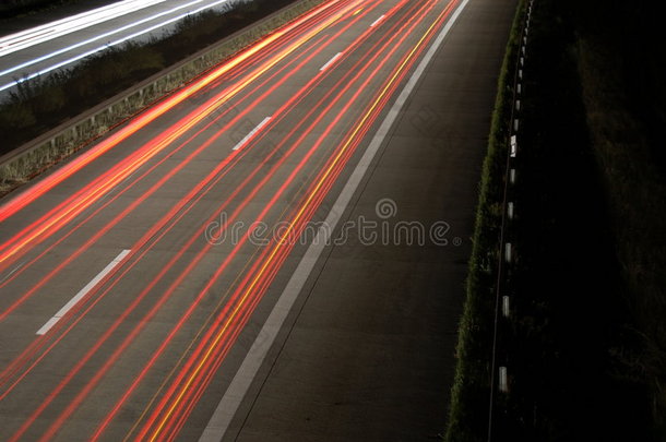 夜间有交通的高速公路