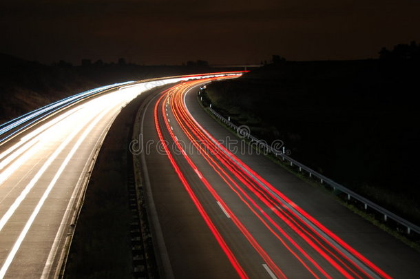 夜间有交通的高速公路