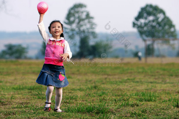 玩球的女孩