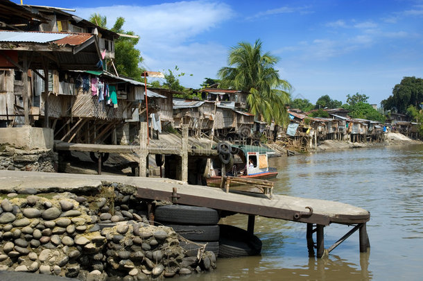河岸上的亚洲贫民窟