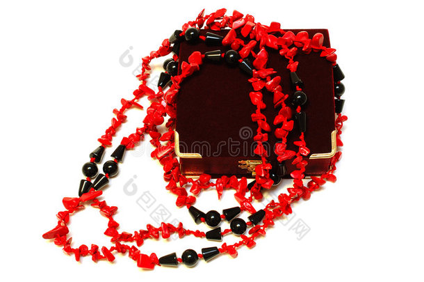 珊瑚红色和<strong>黑色</strong>珠子（项链）和胸部。
