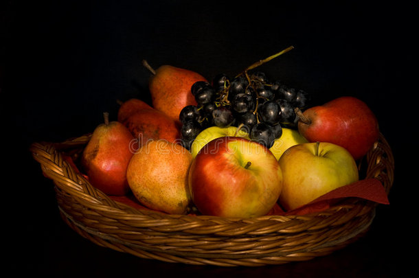木篮里的水果