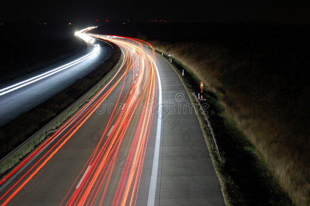 夜间有交通的高速公路