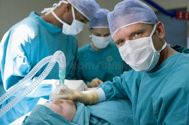 三个外科医生<strong>给</strong>一个<strong>病人做手术</strong>