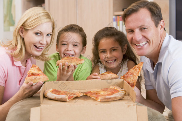 一家人一起吃披萨