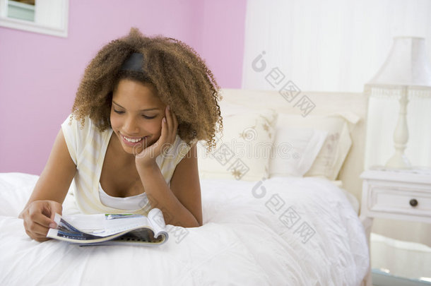 躺在床上看书的少女